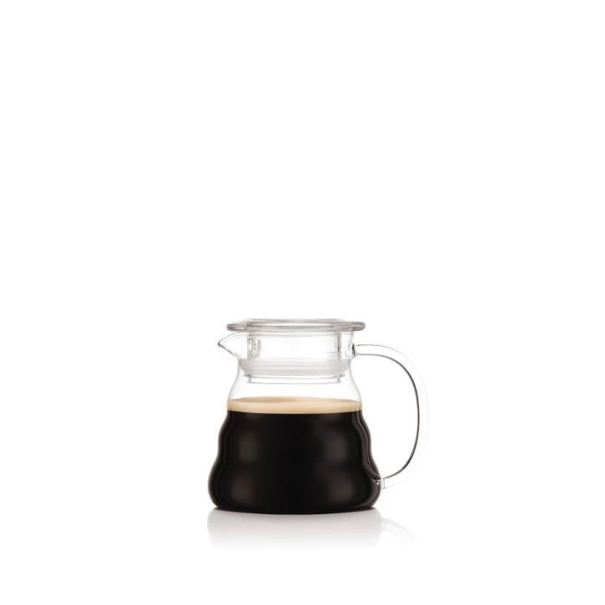 Eine kleine transparente Glaskanne mit Henkel und Deckel, gefüllt mit schwarzem Kaffee auf weißem Hintergrund.