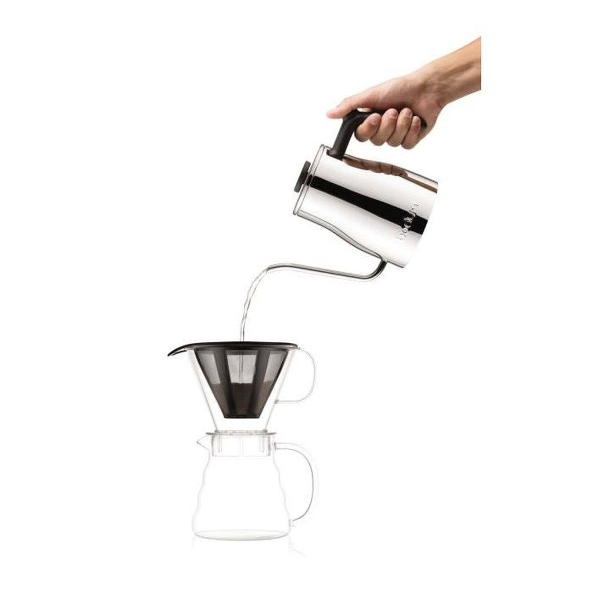 Eine Hand gießt Wasser aus einer Metallkrug in einen Kaffeefilter auf einer Glaskaraffe.