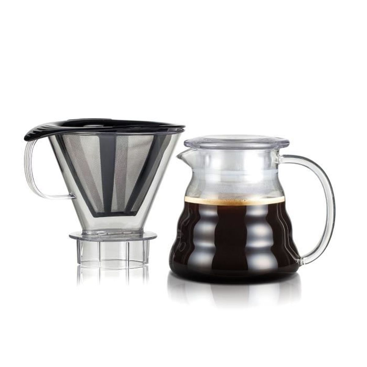 Ein Kaffeebereiter mit Filter und eine Glasurne gefüllt mit schwarzem Kaffee auf weißem Hintergrund.