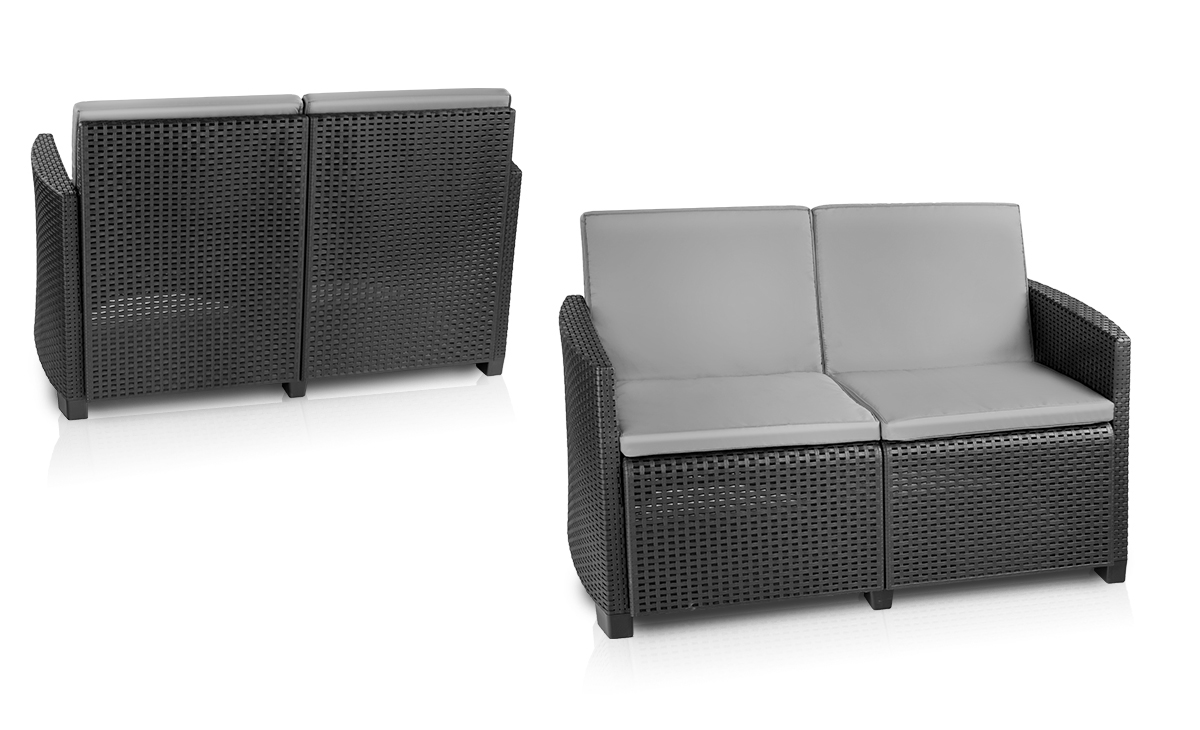 Czarna sofa rattanowa z szarymi poduszkami, pokazana z przodu i z tyłu na białym tle.
