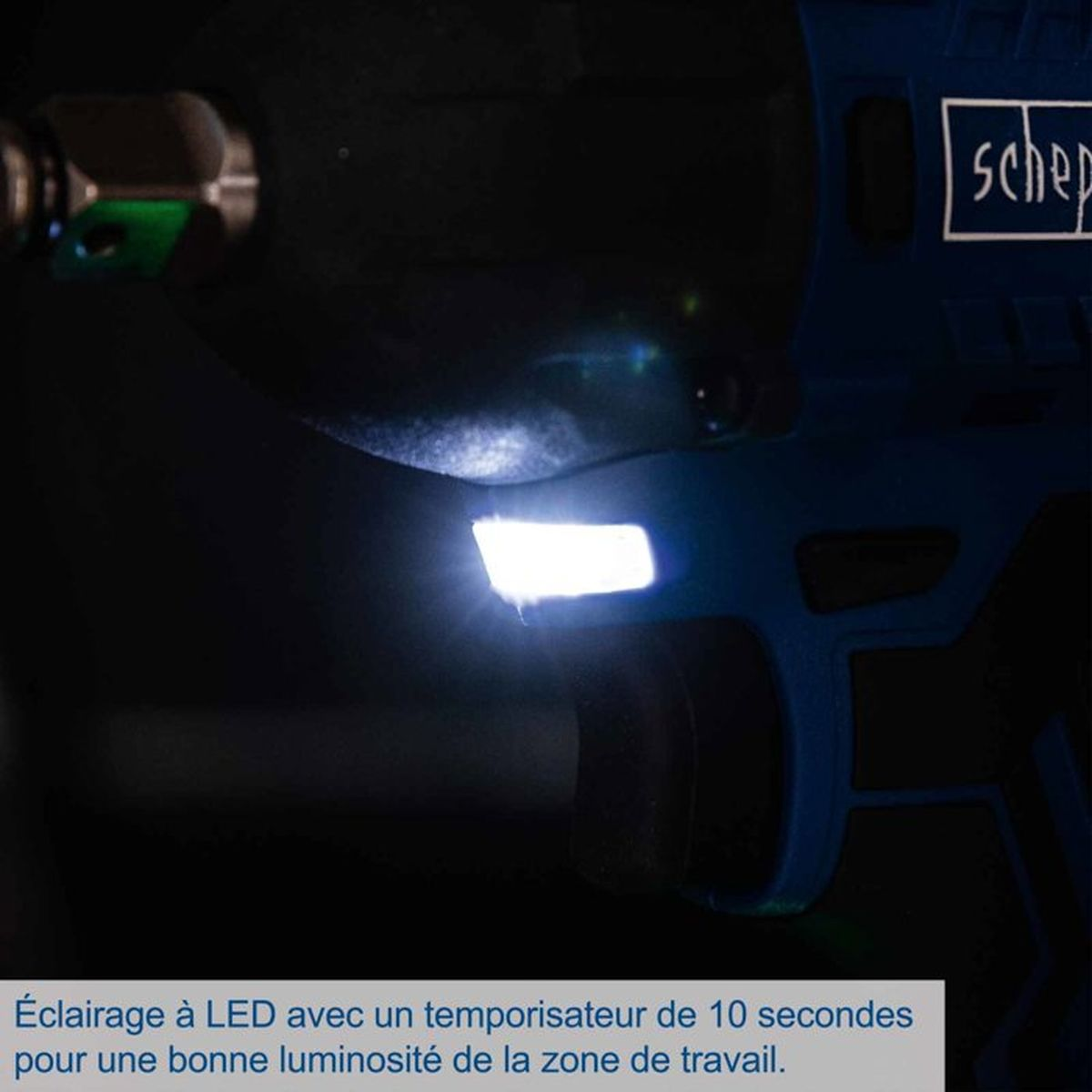 Blaue Elektrowerkzeug mit leuchtender LED-Arbeitsleuchte.