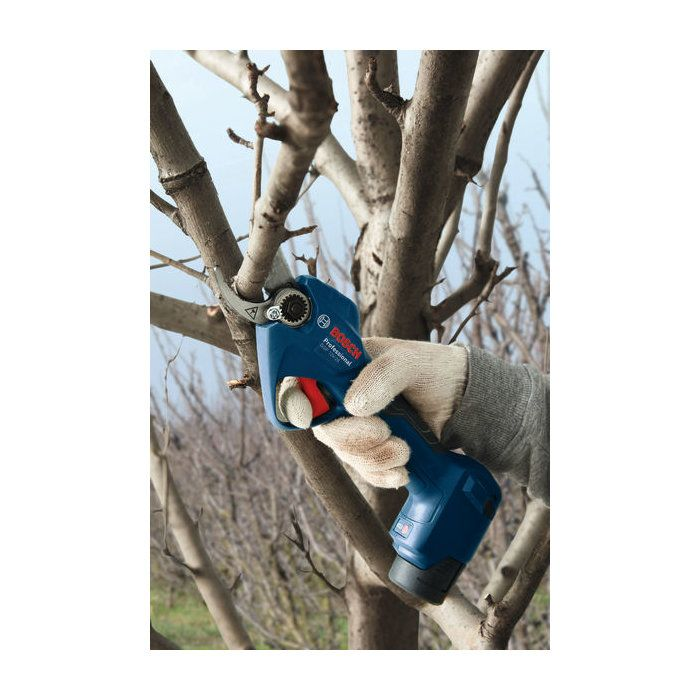 Eine Hand in einem Handschuh schneidet dünne Äste mit einer blauen Bosch-Gartenschere ab.