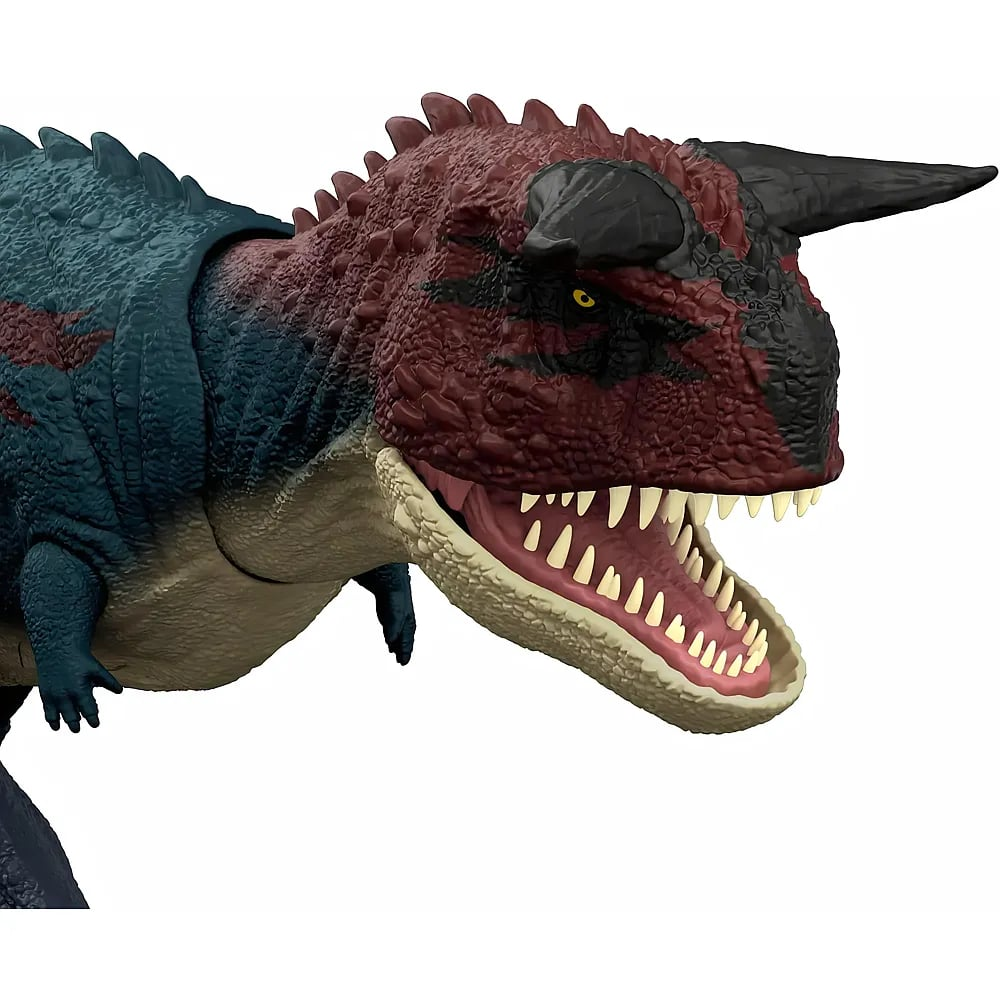 Primer plano de un dinosaurio de juguete rojo y azul con dientes afilados y cuernos, sobre fondo blanco.