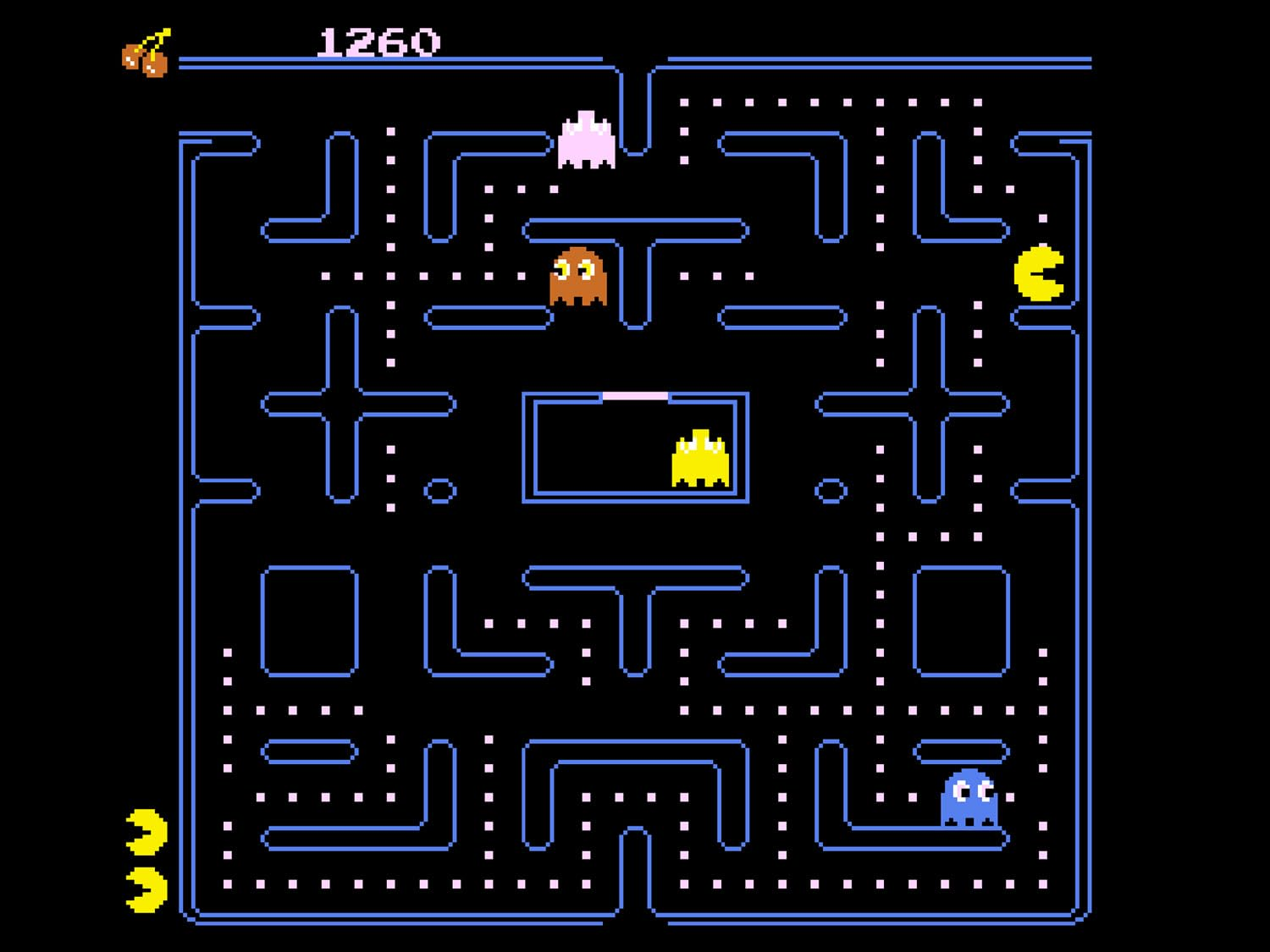 Pantalla de juego de Pac-Man con un laberinto azul, Pac-Man amarillo, fantasmas coloridos y puntos amarillos sobre fondo negro.