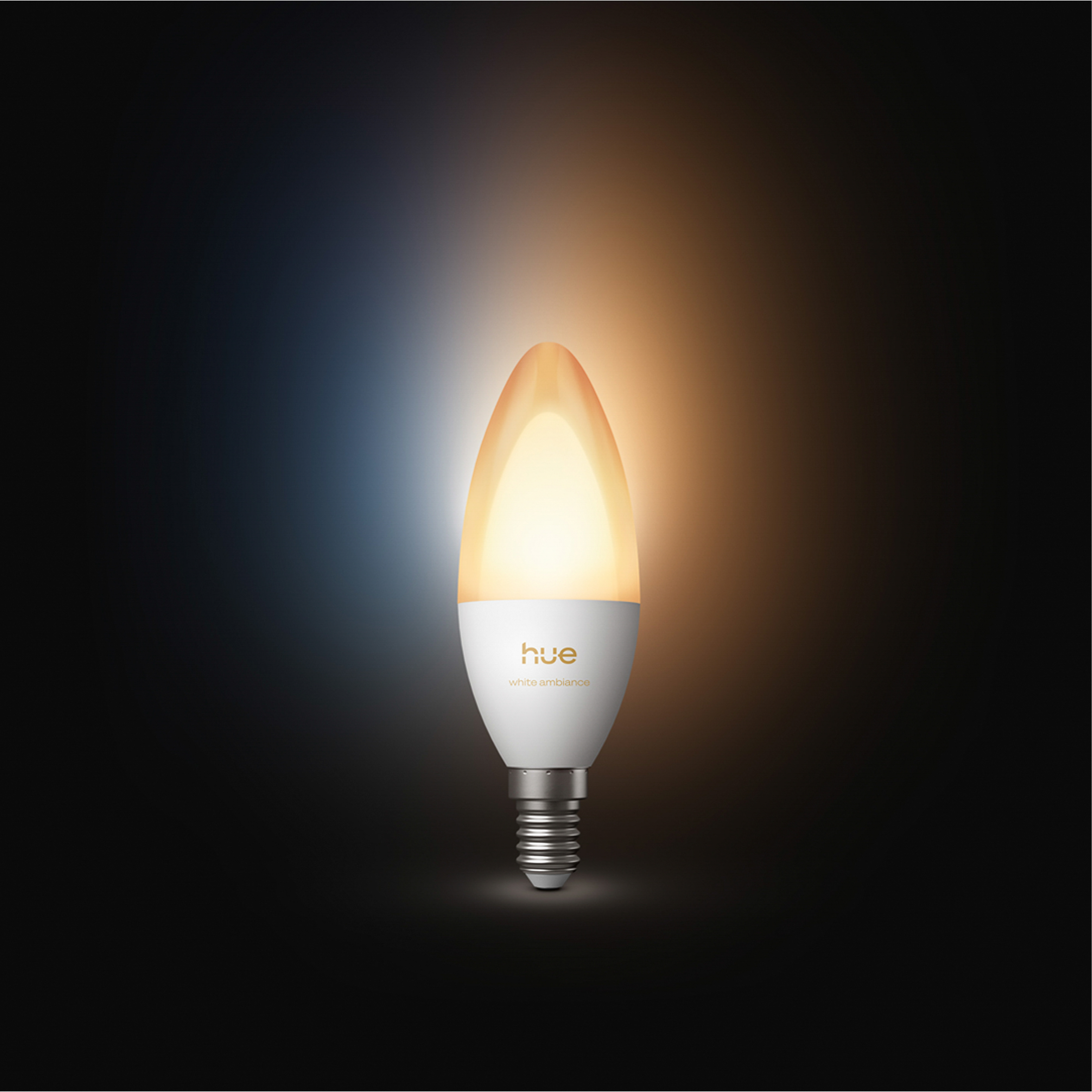Eine erleuchtete Hue White Ambiance Kerzenlampe leuchtet auf einem dunklen Hintergrund.