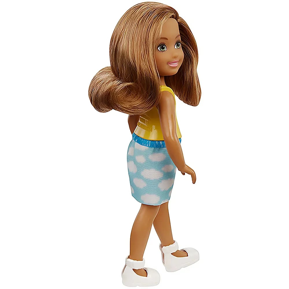 Puppe mit braunem Haar, gelbem Top, blau-weißem Wolkenrock und weißen Schuhen.