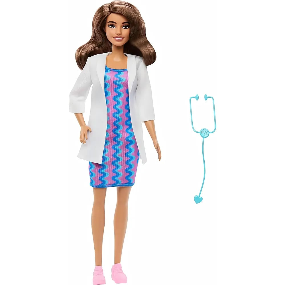 Una muñeca doctora castaña con bata blanca sobre vestido estampado y zapatos rosas, acompañada de un estetoscopio azul.