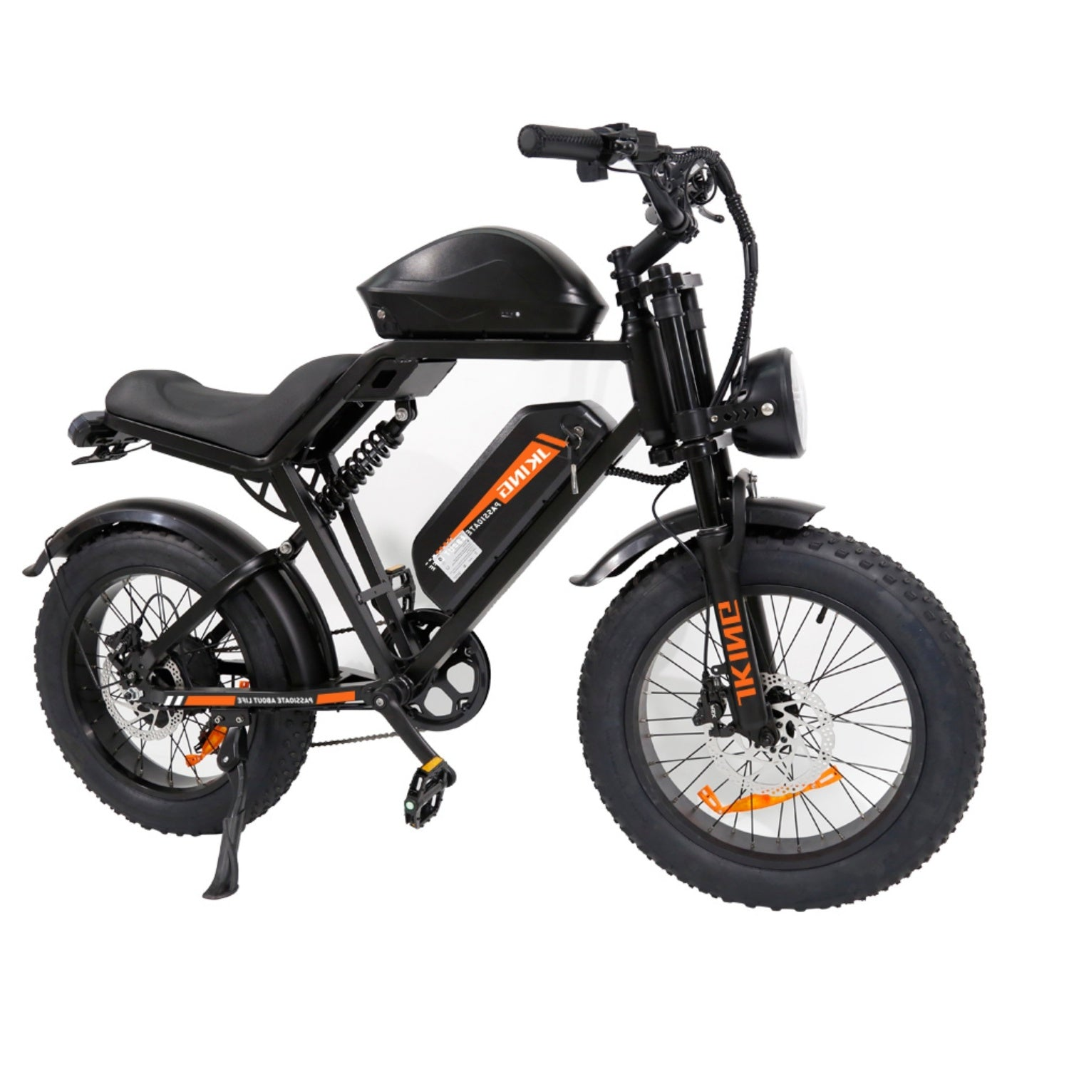 Ein schwarzes Elektrofahrrad mit dicken Reifen, einem Akku in der Mitte und einem Frontscheinwerfer auf weißem Hintergrund.