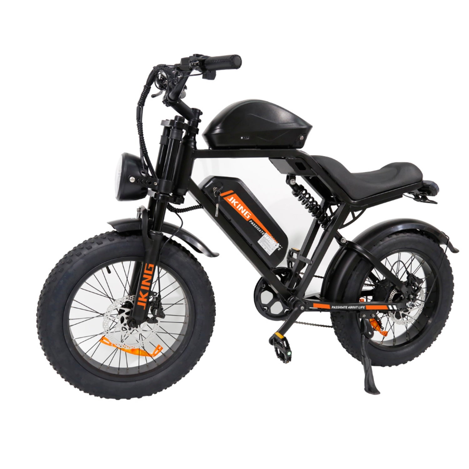 Ein schwarzes JKing Elektro-Moped-Fahrrad mit dicken Reifen und orangefarbenen Akzenten vor weißem Hintergrund.