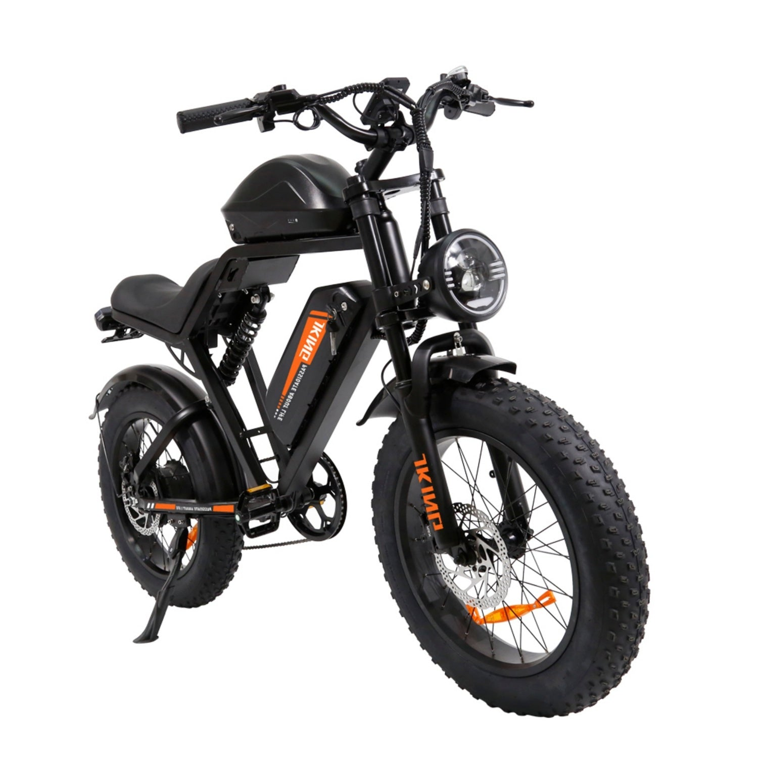 Ein schwarzes Elektrofahrrad mit dicken Reifen, runden Scheinwerfern und orangen Akzenten auf weißem Hintergrund.