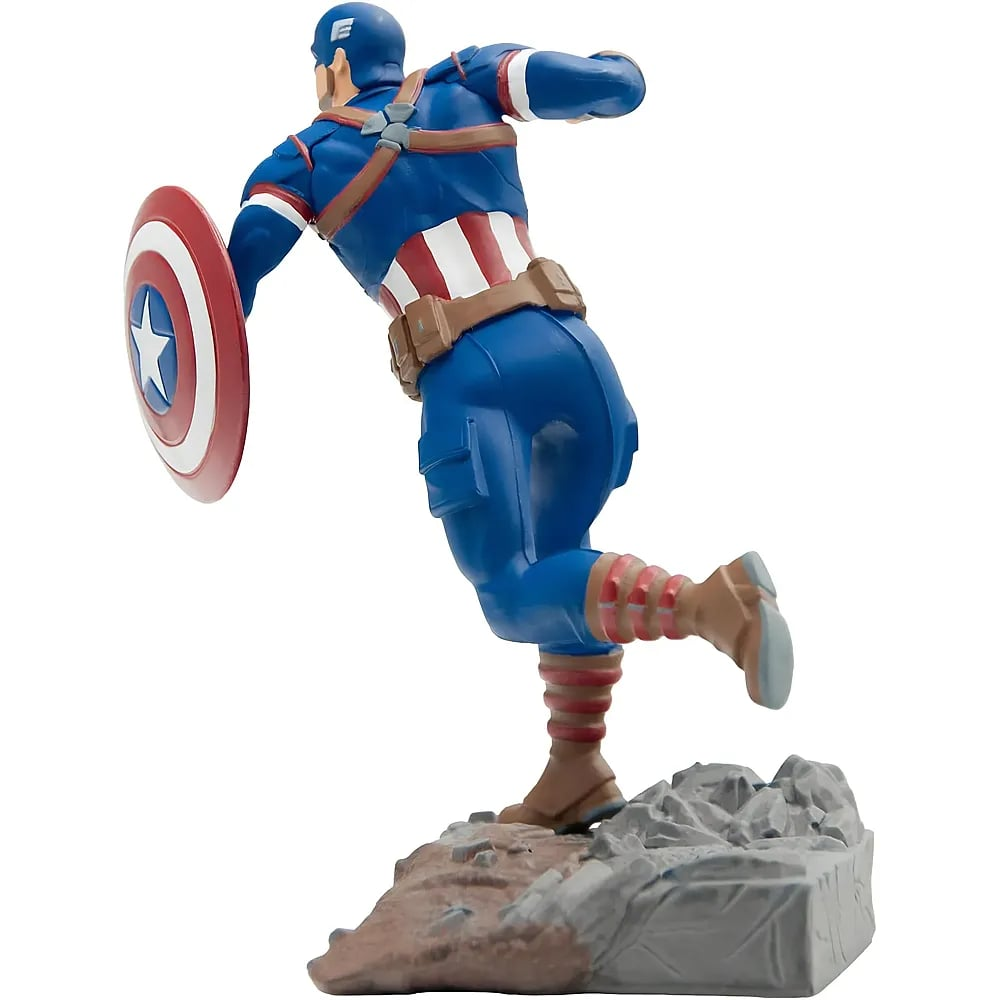 Figura de acción de Capitán América corriendo de espaldas con escudo en roca gris.