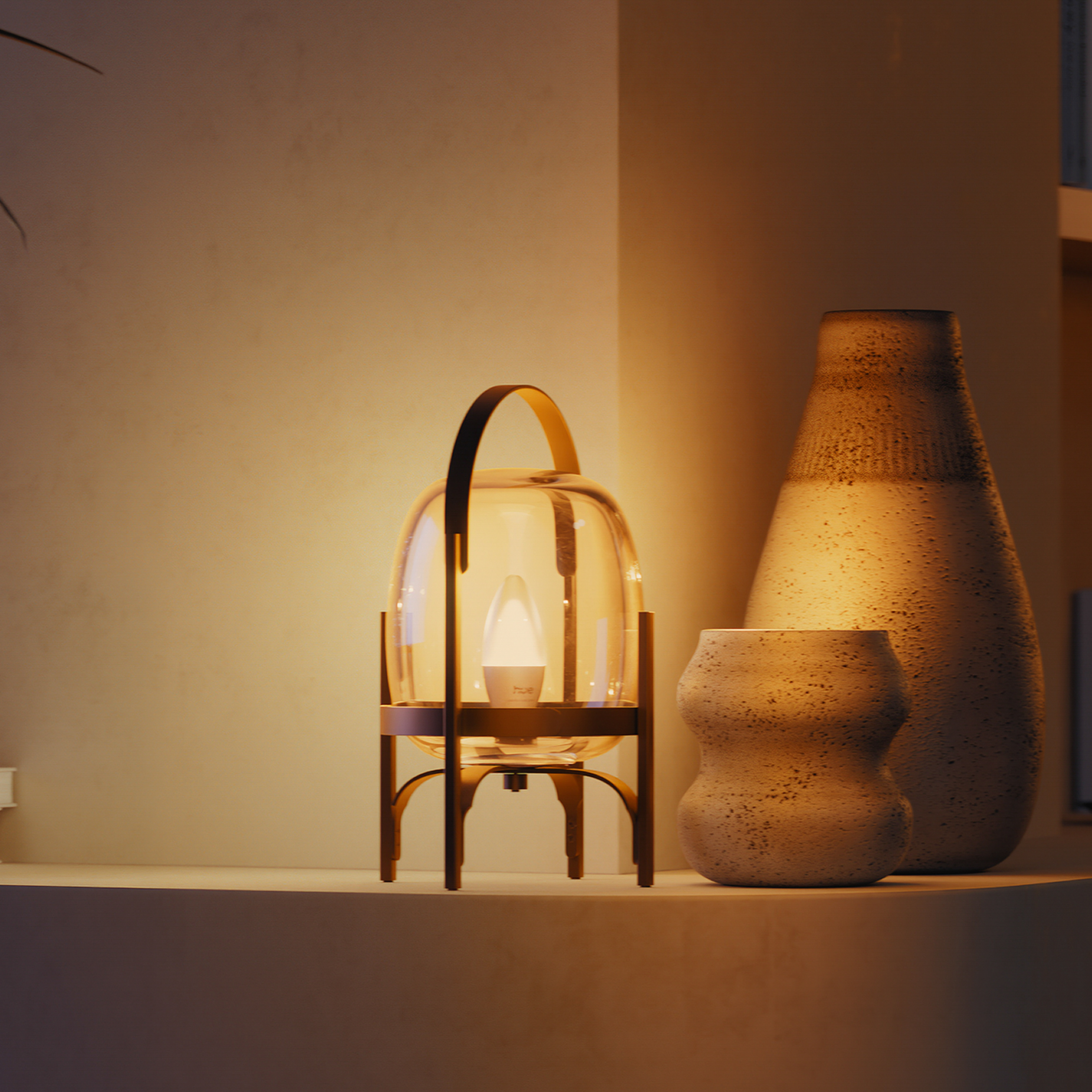 Eine goldene Laternenlampe mit warmem Licht und zwei dekorativen Vasen stehen auf einer Konsole.