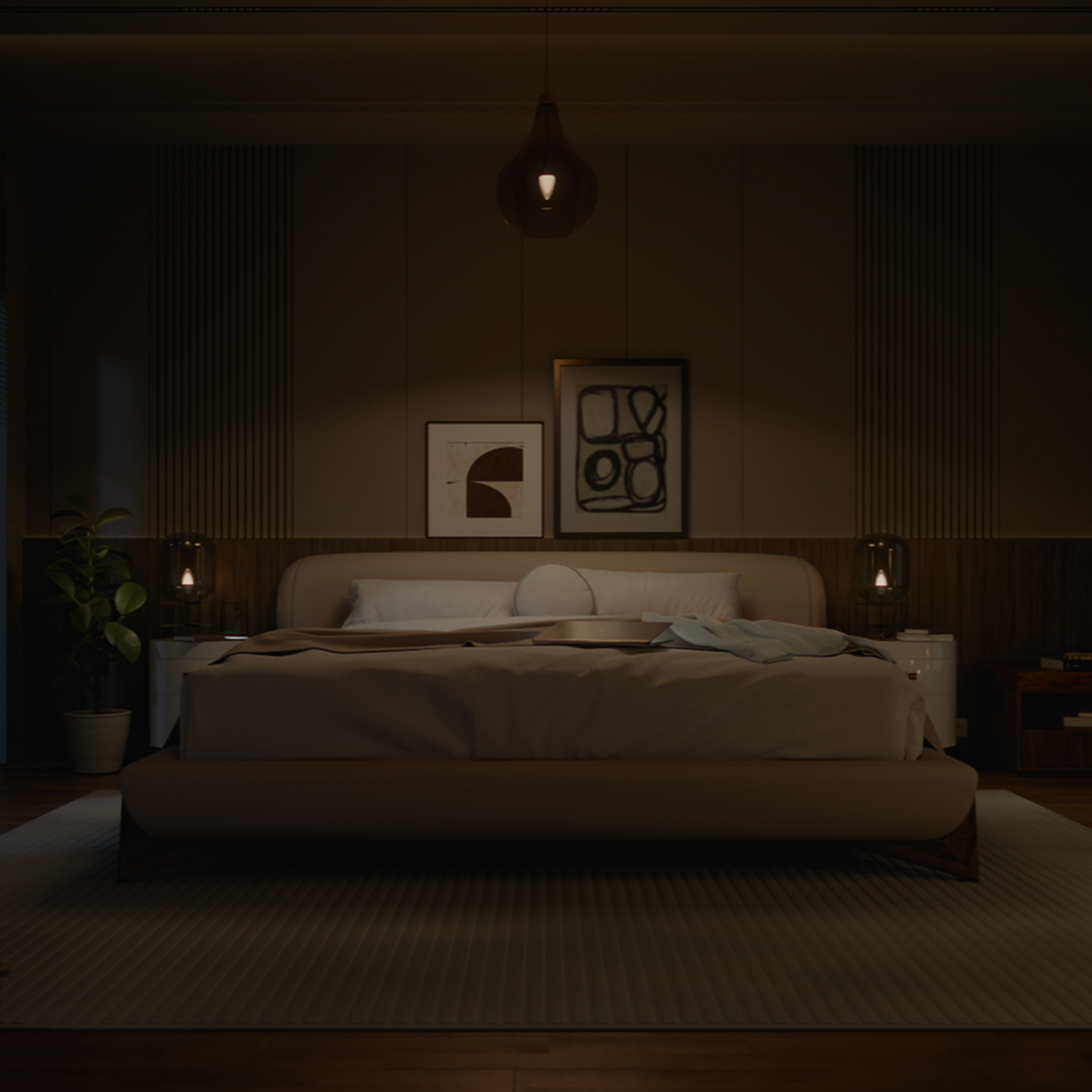 Ein gedimmtes Schlafzimmer mit einem großen Bett, Nachttischen, zwei Bildern an der Wand und einer Zimmerpflanze.