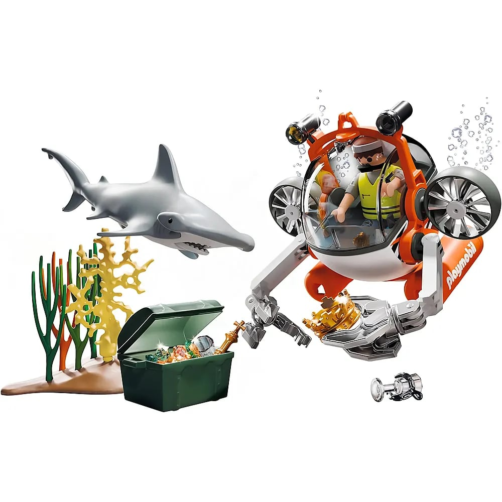 Submarino Playmobil con garra agarrando una corona, junto a un cofre, tiburón y coral.