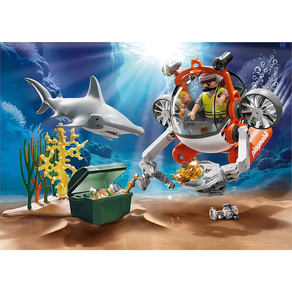 Un submarino Playmobil agarra una corona cerca de un cofre del tesoro y un tiburón martillo.