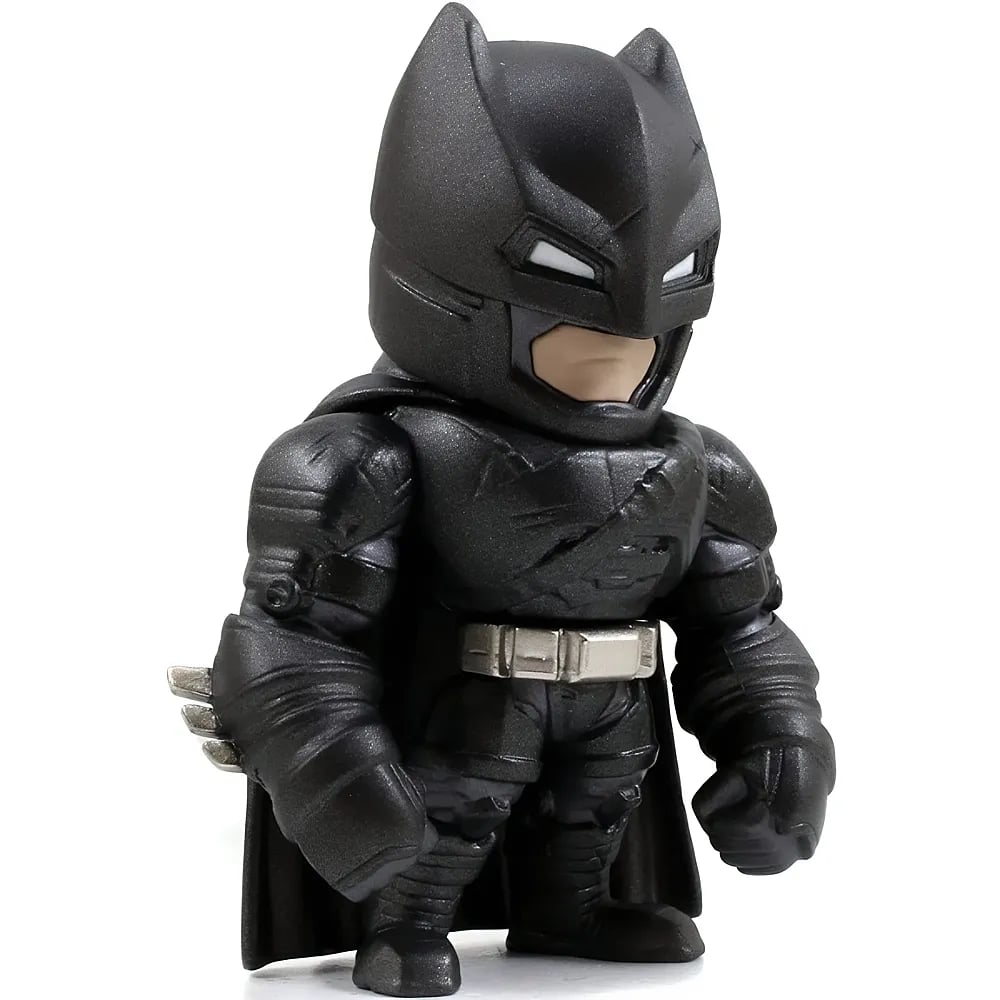 Eine graue Batman-Figur im Chibi-Stil mit gepanzertem Anzug und Umhang auf weißem Hintergrund.