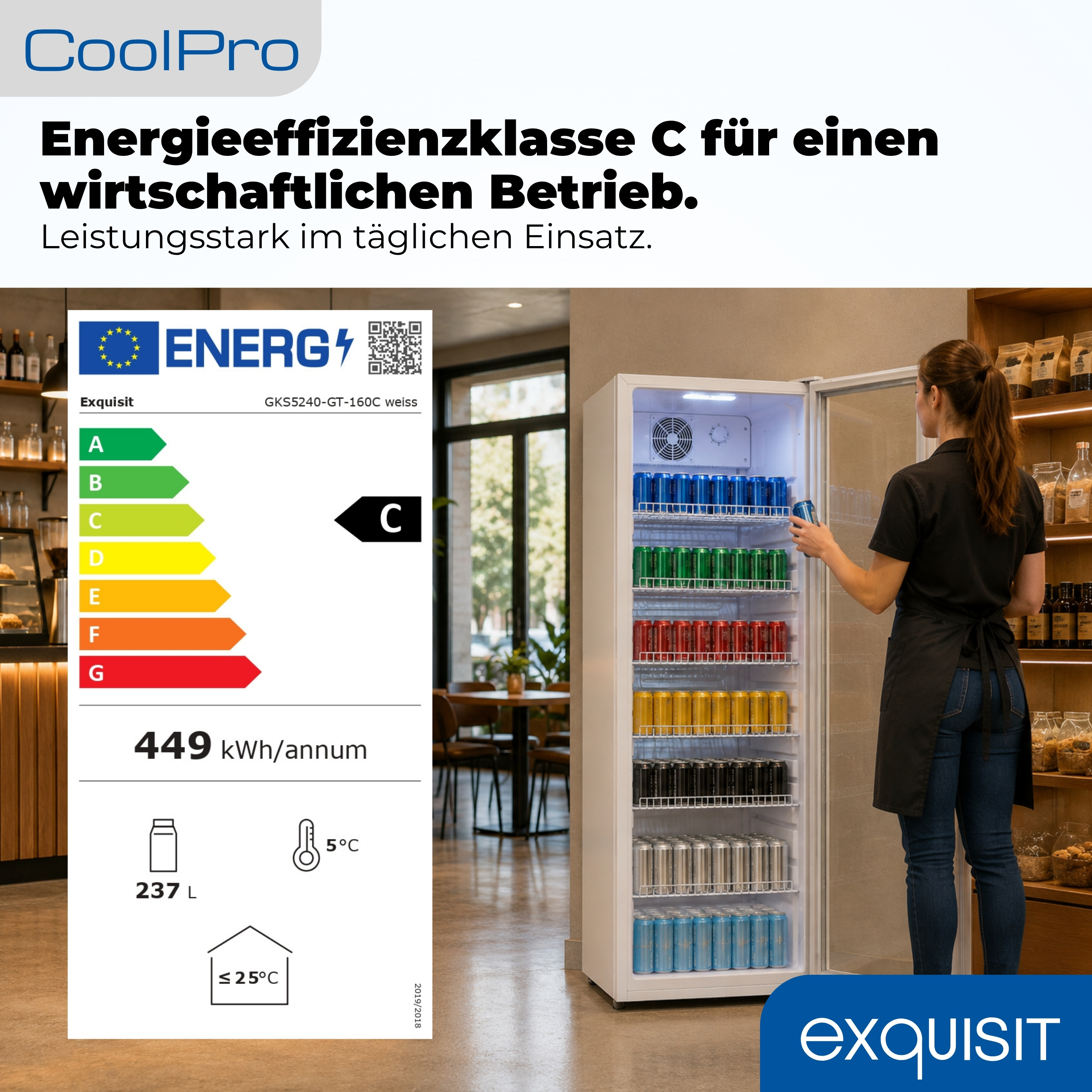 Energielabel C und Frau am beleuchteten Getränkekühlschrank in einem Café.
