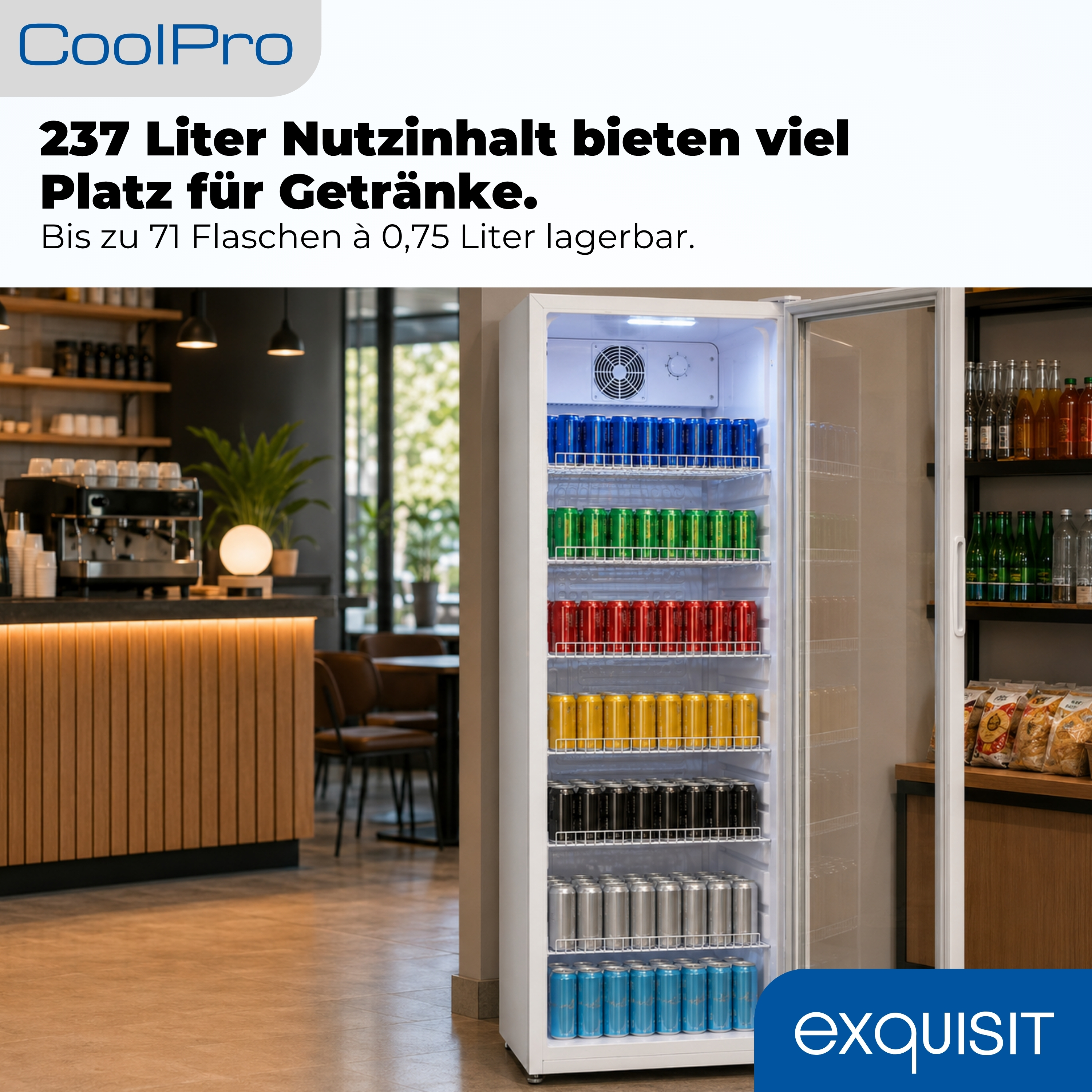Ein weißer Exquisit-Getränkekühlschrank mit Glasstür, gefüllt mit bunten Dosen, steht in einem modernen Café.