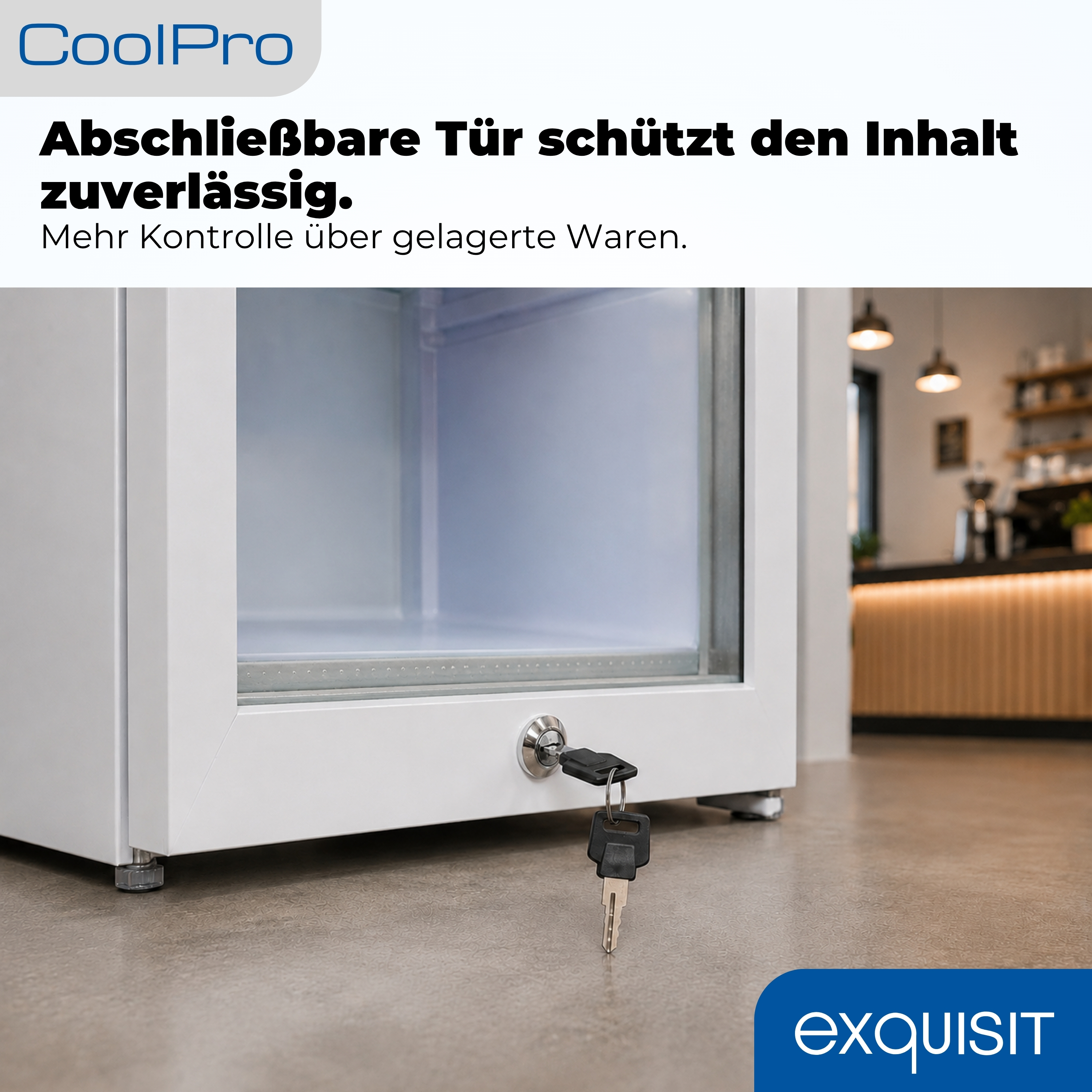 Ein weißer Kühlschrank mit integriertem Türschloss und eingestecktem Schlüssel auf einem Boden.