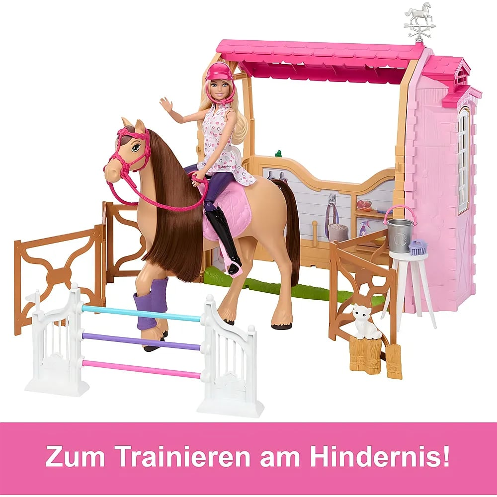 Barbie sitzt auf einem braunen Pferd vor einem pink-weißen Stall und einem Trainingshindernis.