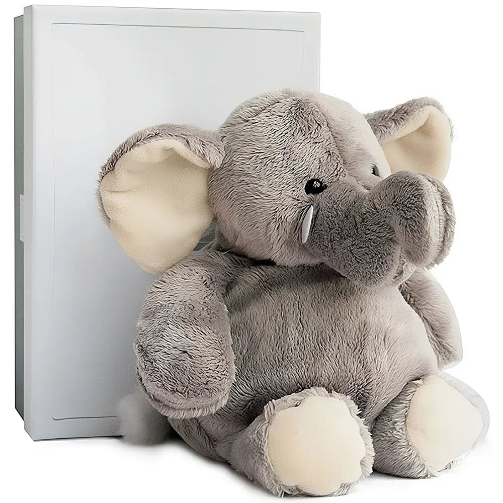Un morbido elefante di peluche grigio siede davanti a una scatola bianca chiusa su sfondo bianco.