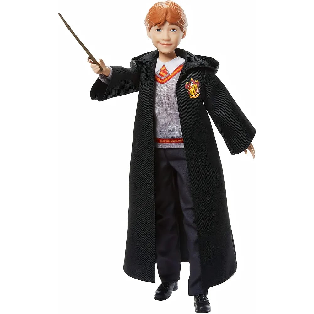 Eine Ronald Weasley Puppe in Hogwarts Uniform hält einen Zauberstab und trägt einen schwarzen Umhang.