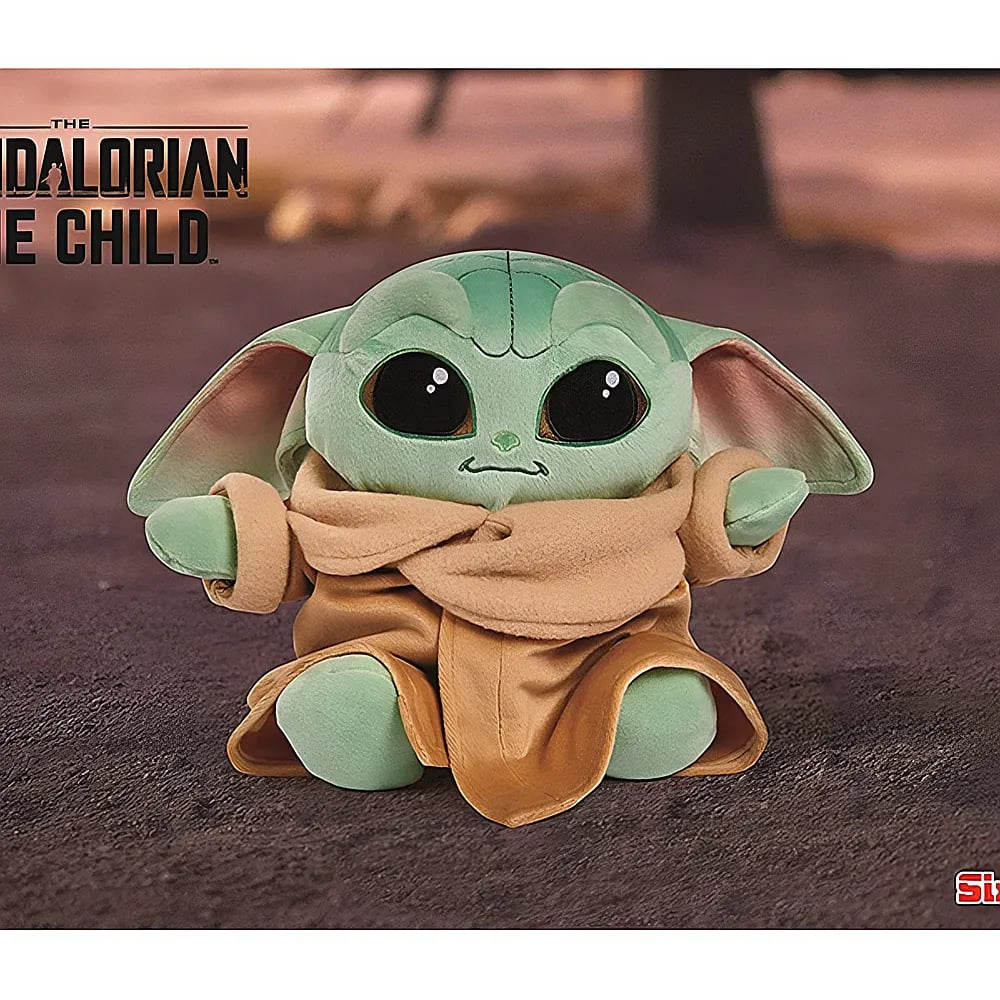 Ein Plüschtier von Das Kind aus The Mandalorian mit großen schwarzen Augen und einer beigen Robe.