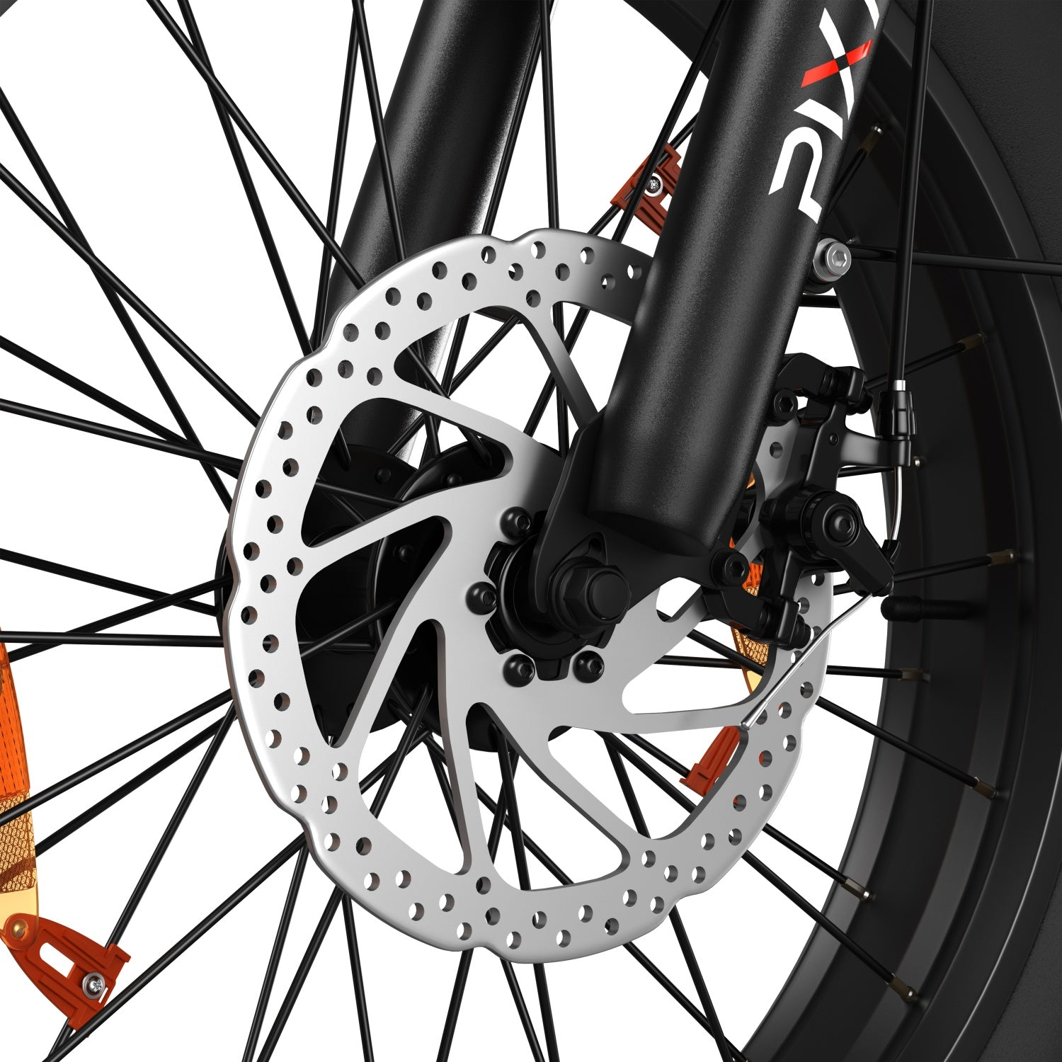 Nahaufnahme einer Fahrrad-Scheibenbremse mit Speichen, Gabel und Bremssattel an einem Vorderrad.