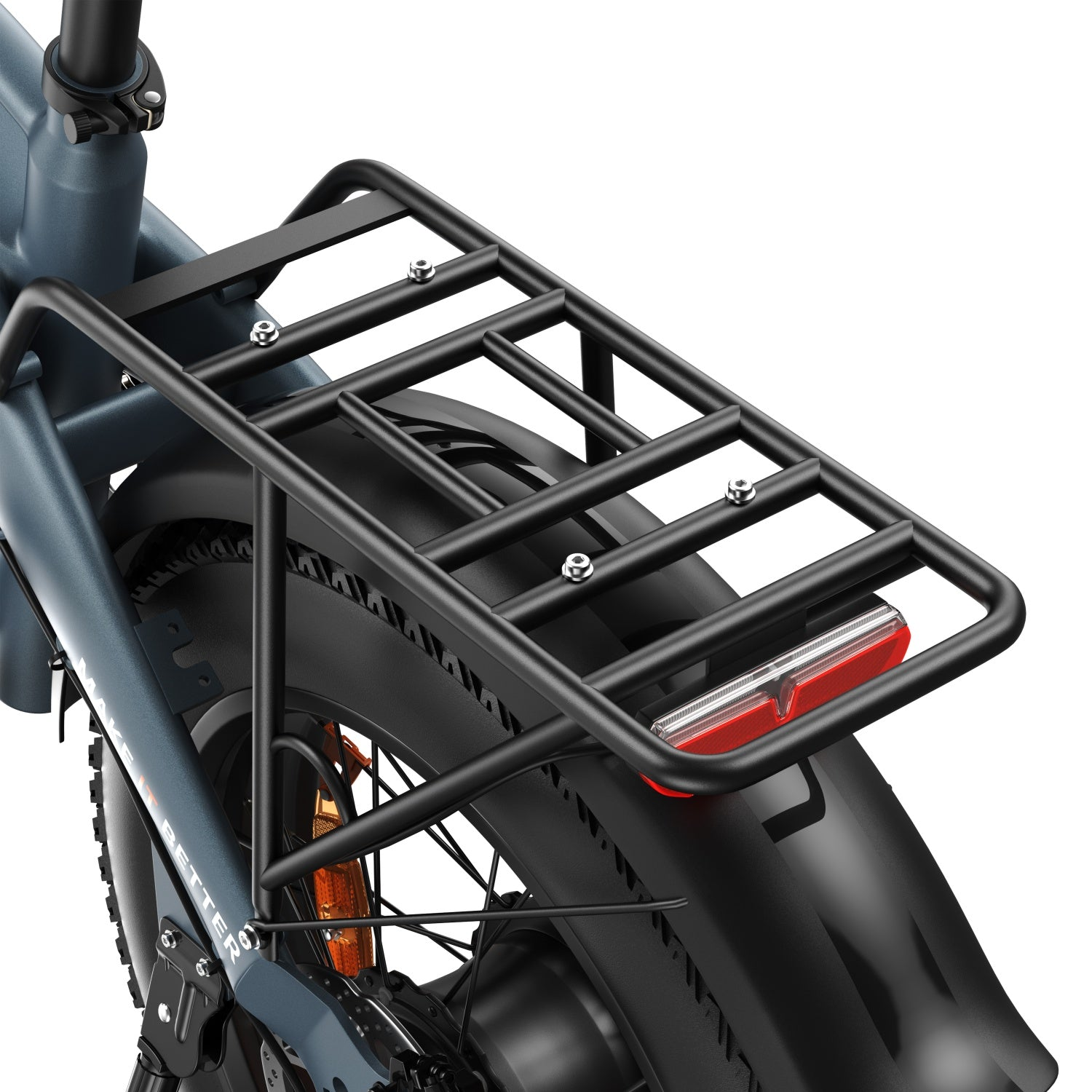 Schwarzer Gepäckträger auf dem Hinterrad eines grauen E-Bikes mit rotem Rücklicht.