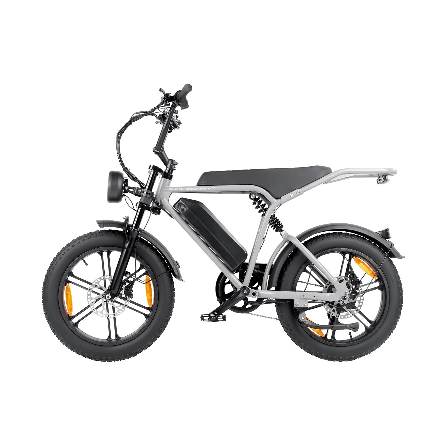 Graues Elektrofahrrad mit breiten Reifen, Frontscheinwerfer, Akku im Rahmen und langem Sitz auf weißem Hintergrund.