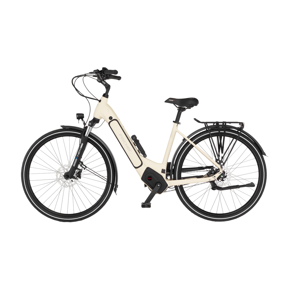 Beigefarbenes E-Bike mit schwarzem Sattel, Gepäckträger und integriertem Rahmenakku auf weißem Hintergrund.