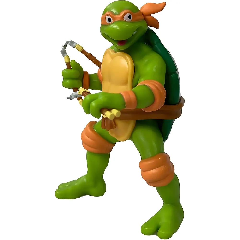 Una figura de acción verde de Tortuga Ninja con cinta naranja y nunchakus sobre un fondo blanco.