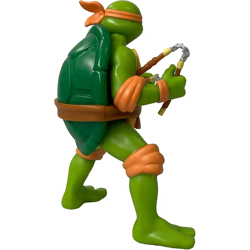 Una figura de acción verde de Michelangelo con máscara naranja sostiene kusarigama.