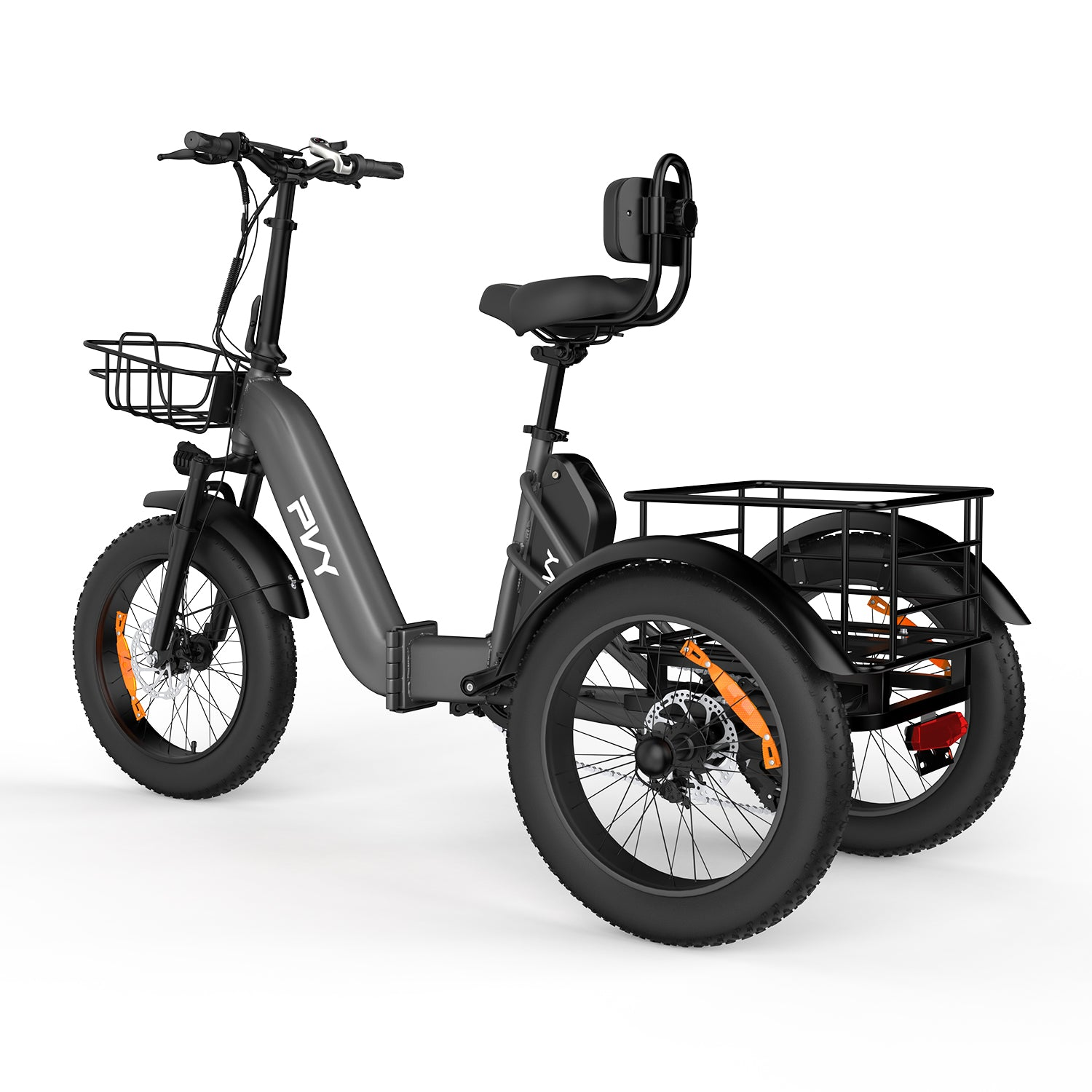 Ein graues dreirädriges Elektrofahrrad mit vorderem Korb, gepolstertem Sitz mit Rückenlehne und grossem Heckkorb.