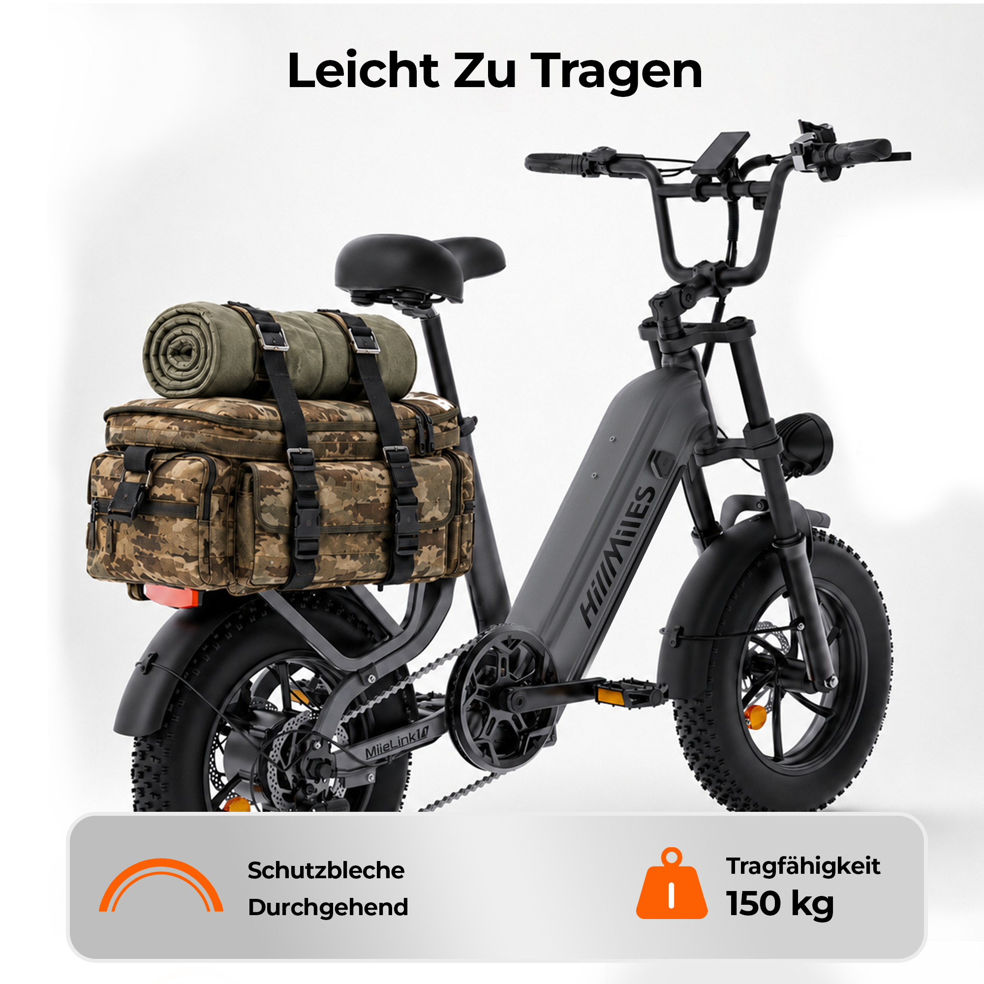 Ein schwarzes E-Bike mit dicken Reifen und Gepäcktaschen auf dem Gepäckträger vor weißem Hintergrund.