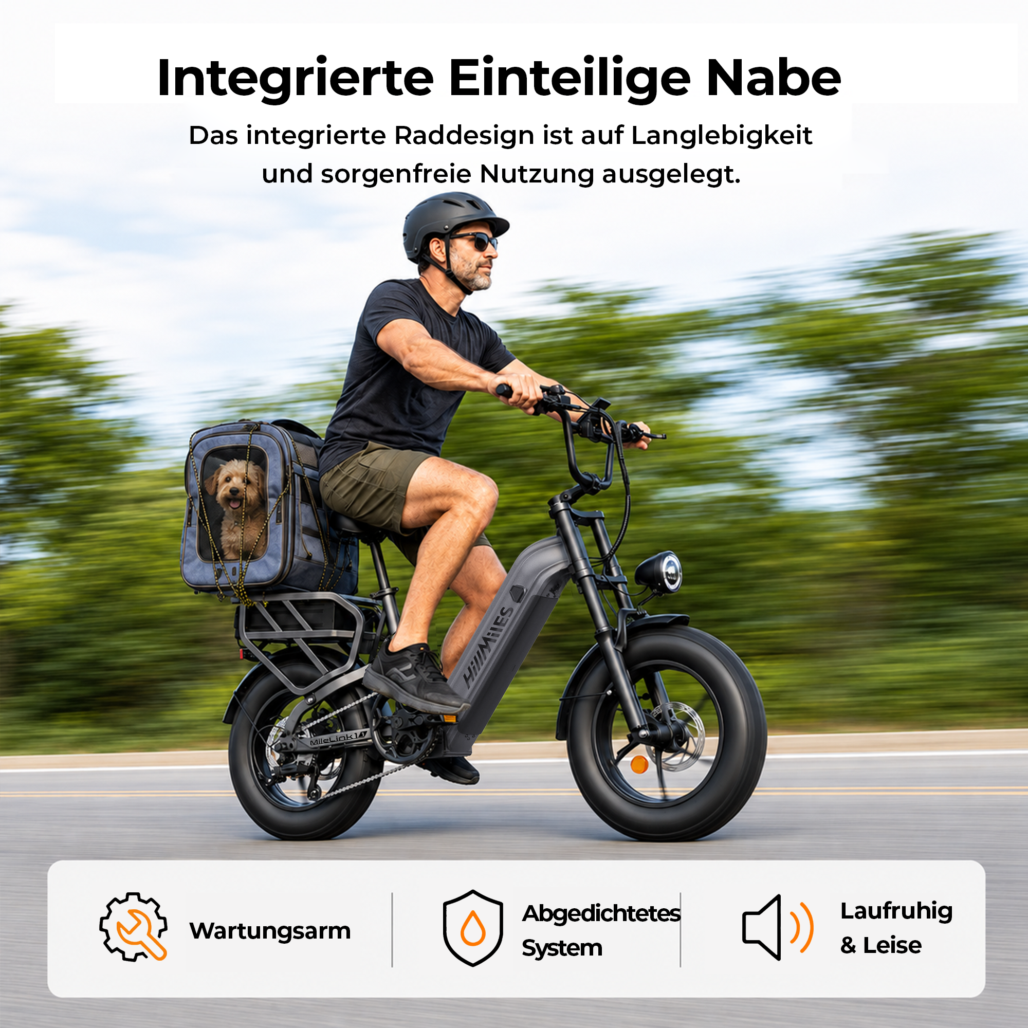 Ein Mann fährt ein schwarzes E-Bike auf einer Straße, mit einem kleinen Hund im Rucksack auf dem Gepäckträger.