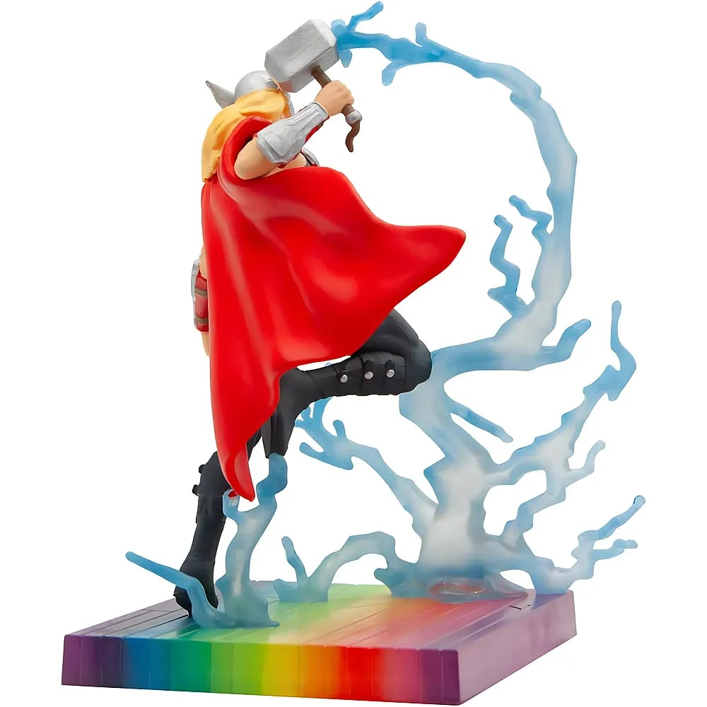Una figura de Thor sostiene a Mjölnir en alto, rodeada de rayos azules sobre una base de arco iris.