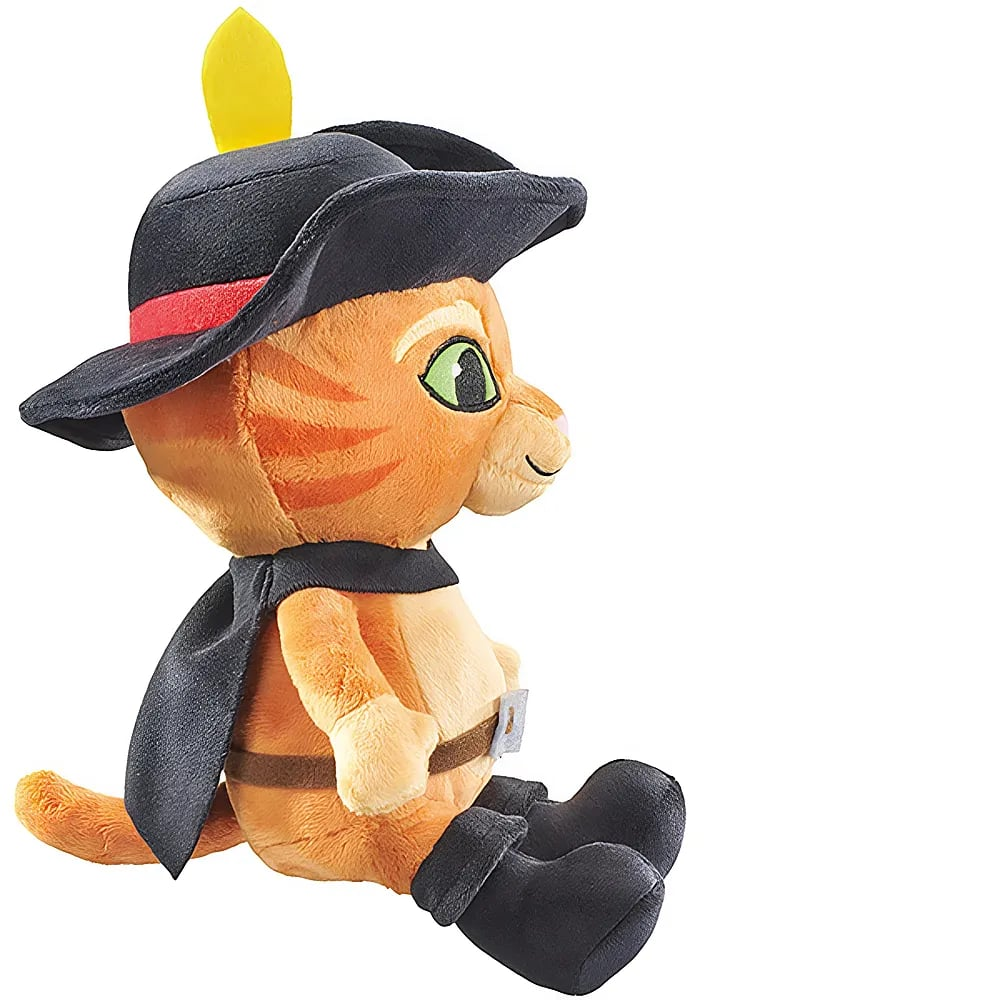 Un peluche del Gatto con gli Stivali con cappello nero, mantello e stivali su sfondo bianco.
