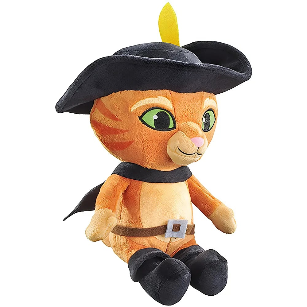 Un peluche del Gatto con gli Stivali con cappello nero, piuma gialla, mantello, cintura e stivali su sfondo bianco.
