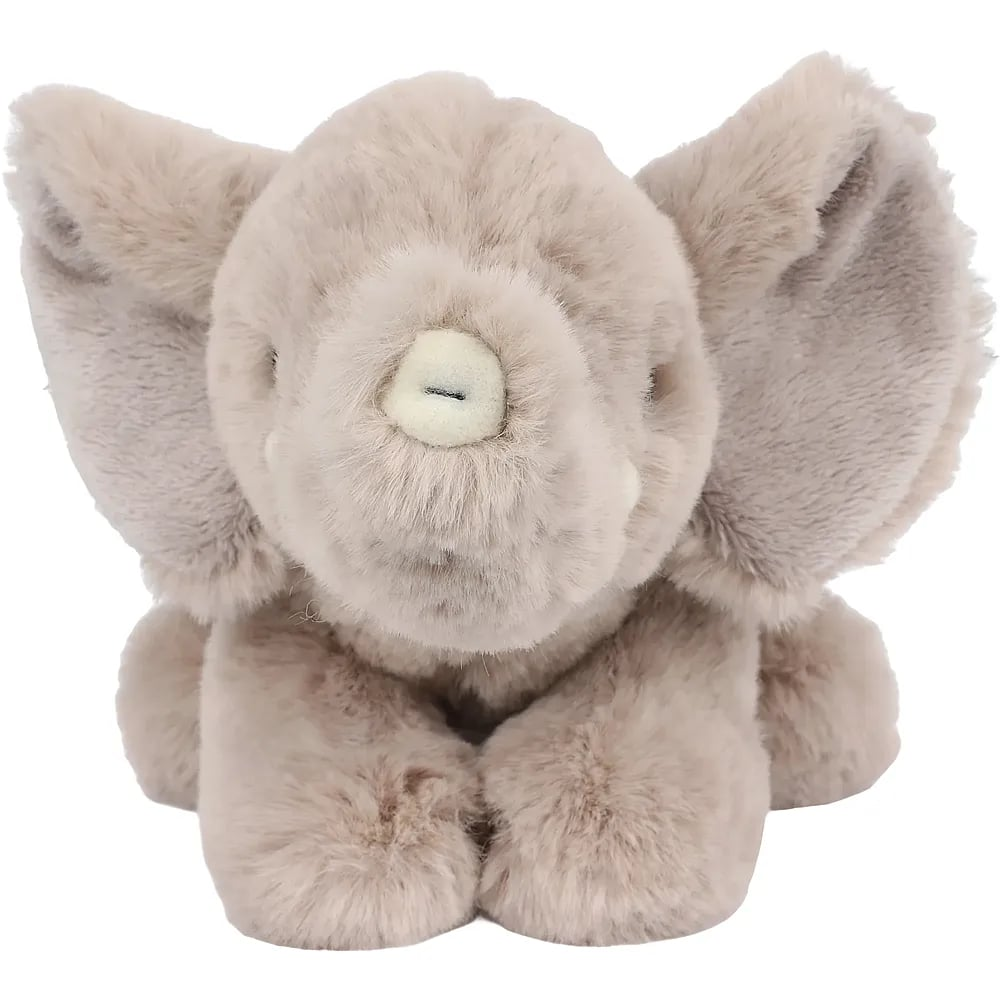 Ein flauschiger, hellbrauner Stoffelefant mit großen Ohren und einem Rüssel sitzt auf weißem Hintergrund.
