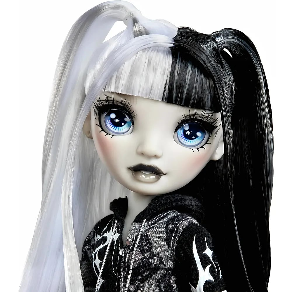 Una muñeca de moda con cabello blanco y negro, ojos azules y ropa oscura.