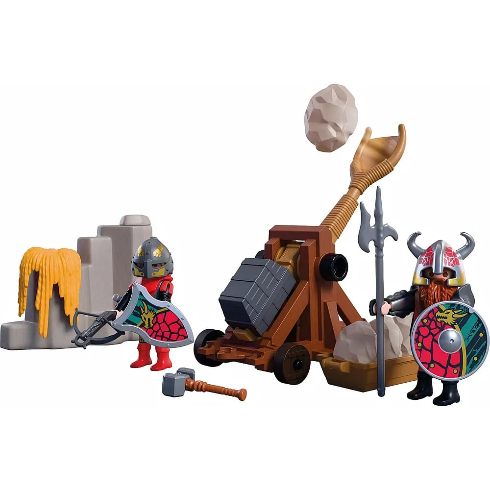 Dos guerreros enanos de Playmobil con una catapulta de madera y rocas frente a una roca.