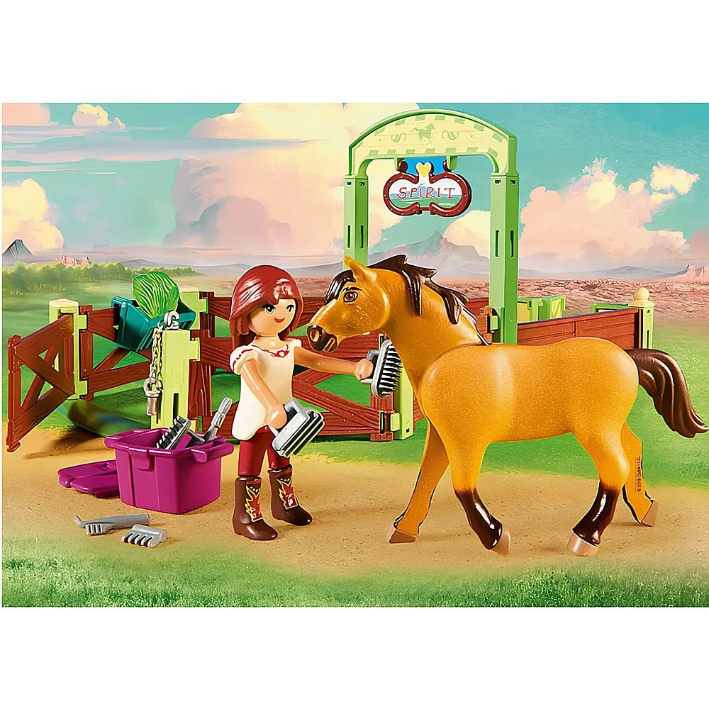 Playmobil-Figur bürstet braunes Pferd auf einem Bauernhof bei Sonnenuntergang.