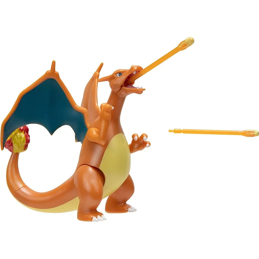 Eine Charizard-Spielfigur aus Plastik schießt Feuer aus dem Mund gegen einen weißen Hintergrund.