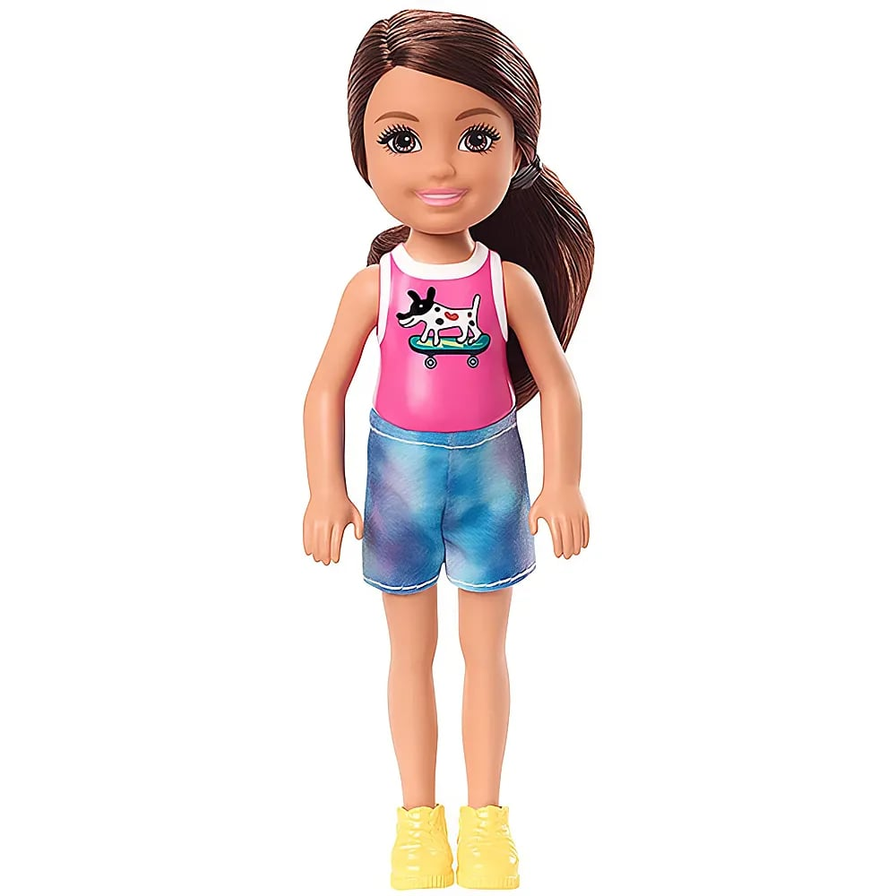 Eine Barbie-Puppenfigur mit braunem Pferdeschwanz, rosa Top mit Hund, blauen Shorts und gelben Schuhen vor weißem Hintergrund.