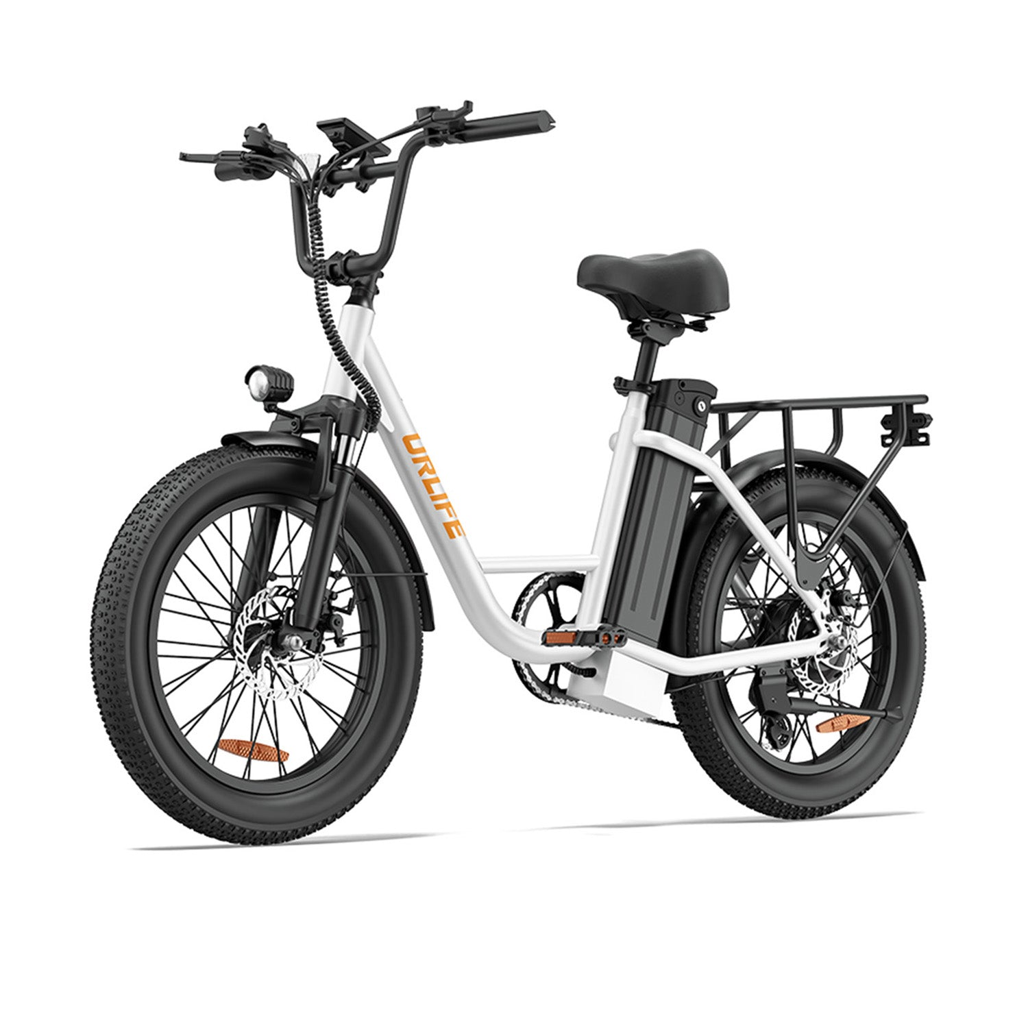 Ein weißes Elektrofahrrad mit dicken Reifen, schwarzem Sattel, Frontlicht und Gepäckträger vor weißem Hintergrund.