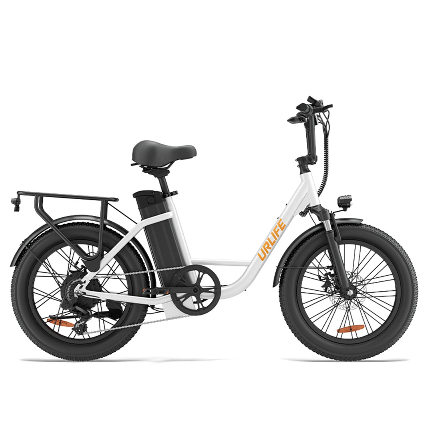 Ein weißes Elektrofahrrad mit dicken Reifen, einem schwarzen Gepäckträger und einer Batterie unter dem Sitz vor weißem Hintergrund.