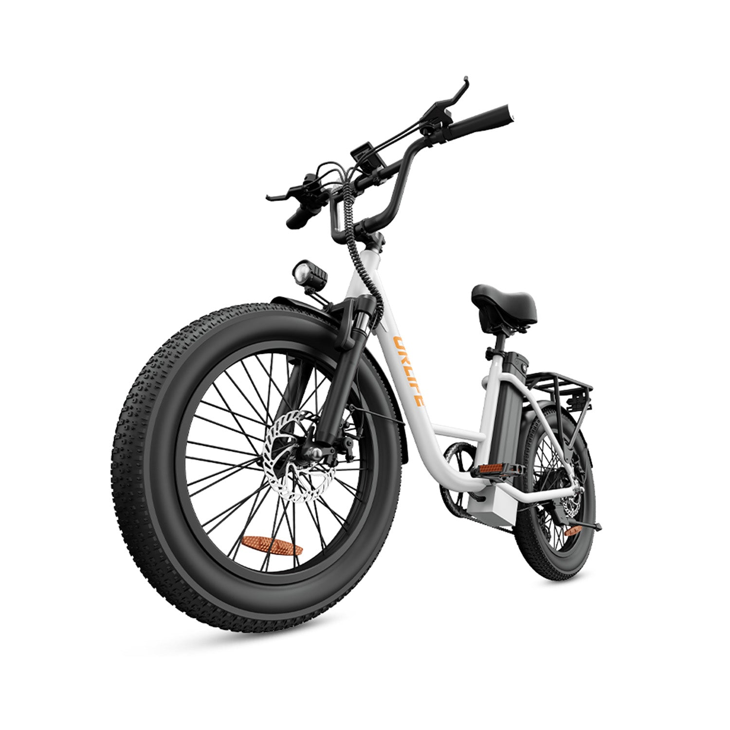 Ein weißes Elektrofahrrad mit dicken Reifen, schwarzem Lenker und einem Akku am Rahmen vor weißem Hintergrund.