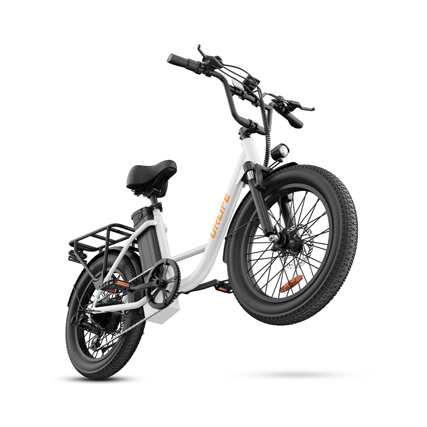 Ein weißes Elektrofahrrad mit dicken Reifen und schwarzem Sitz vor weißem Hintergrund.