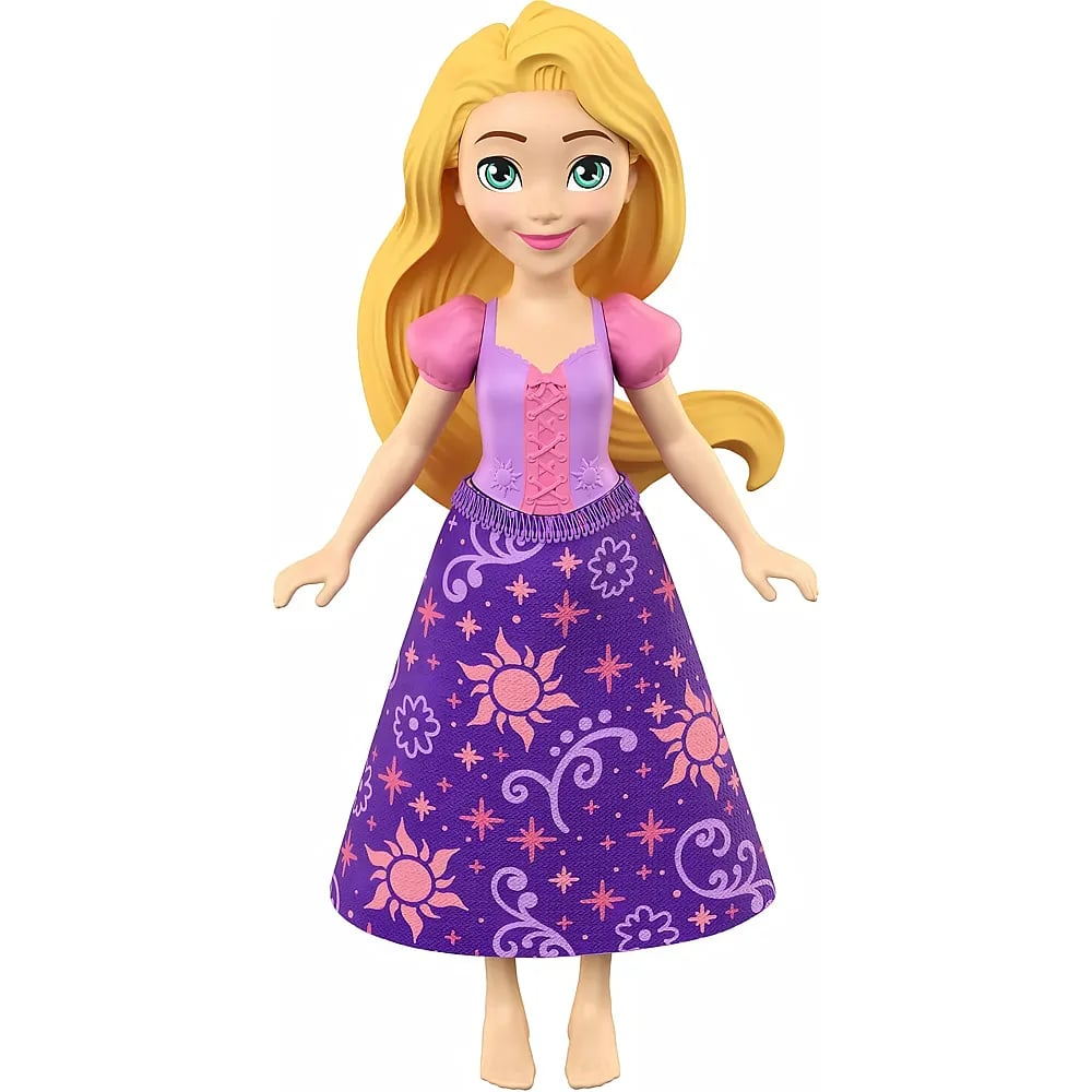 Una muñeca rubia de Rapunzel con un vestido morado largo con patrones rosados sobre fondo blanco.